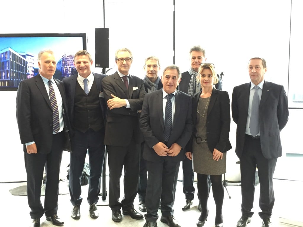 De gauche à droite : Bertrand JASSON (Directeur de l'immobilier d'Orange) - Marc VILLAND (Président Directeur Général du Groupe Interconstruction) - Emeric SERVIN (Responsable des placements immobiliers - Predica) - Jean-Philippe BRIDOT (architecte - Agence Bridot-Willerval) - Bruno CORINTI (Directeur Général Adjoint et Président Immobilier Résidentiel et Tertiaire - Nexity) - Alexandre MARTINEZ (ancien Directeur de l'immobilier d'Orange) - Marie-Noëlle JÉGO-LAVEISSIÈRE (Directrice Excécutive Innovation, Marketing et Technologie - Orange) - Jean-Claude CAREPEL (1er adjoint au Maire de Châtillon)