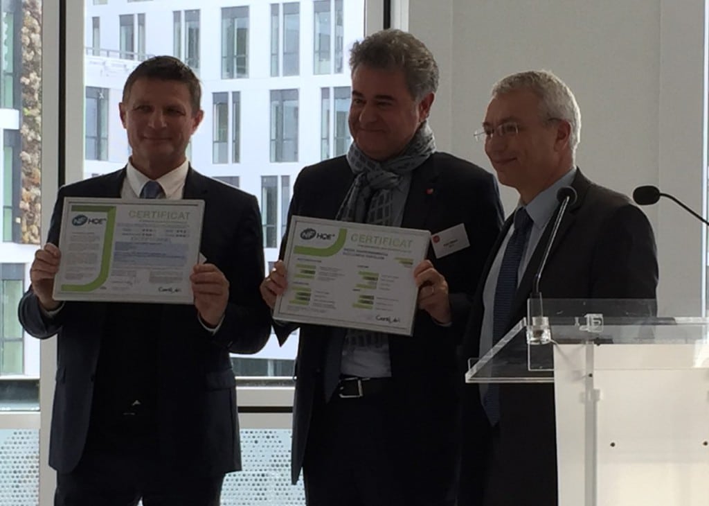 Patrick NOSSENT (Président de CERTIVEA) remet à Marc Villand et Bruno Corinti le Certificat HQE NF-Bâtiment Tertiaires niveau EXCEPTIONNEL